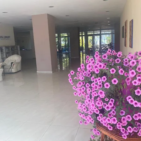 Semiramida Gardens Apartment 公寓 阳光海滩