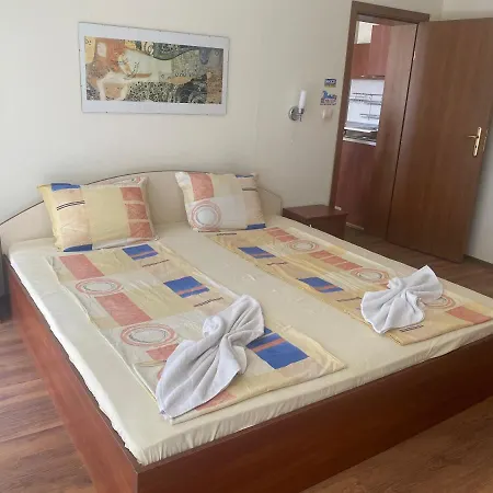 Semiramida Gardens Apartment 阳光海滩